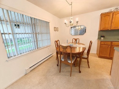Perfectly maintained Greenbriar model featuring two bedrooms - photo 8