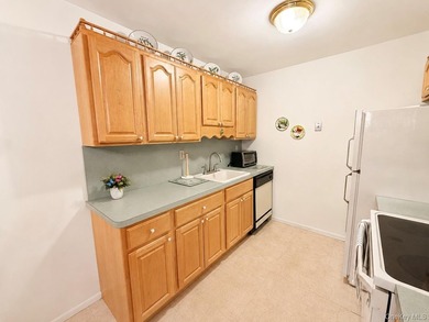 Perfectly maintained Greenbriar model featuring two bedrooms - photo 10