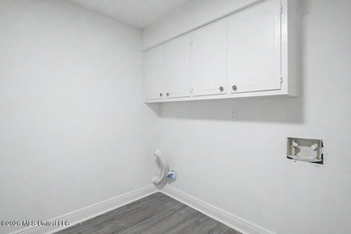 Beautifully updated and move-in ready! This remodeled home - photo 20