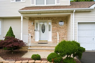 Welcome home to this beautiful 4 bedroom 2.5 bath colonial - photo 4