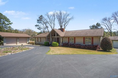 Waterfront living in the heart of Guntersville on Buck Island - photo 1