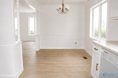 Waterfront living in the heart of Guntersville on Buck Island - photo 3