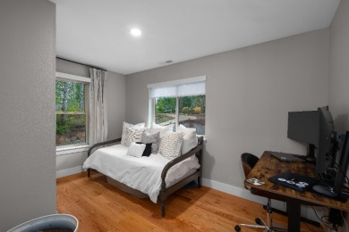 Newer custom home in the forest in Alderbrook - photo 19