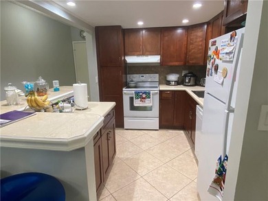 Beautiful and spacious completly renovated tenant occupied - photo 14