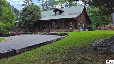 Rustic charm convenient to town! Check out this 4 bedroom, 3 - photo 1