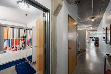 Live in true modern loft living in the heart of the North Loop - photo 15