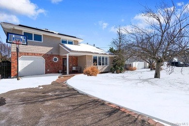 Welcome to 60 Leewater Ave. This sprawling split-level three - photo 27