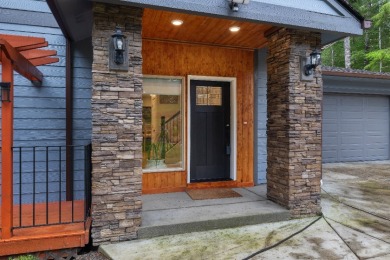 Newer custom home in the forest in Alderbrook - photo 3