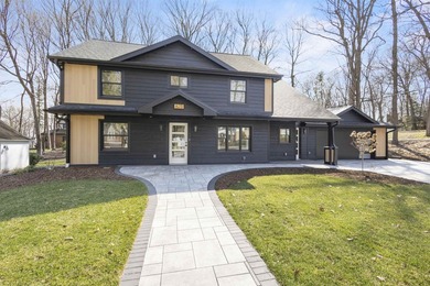Welcome to modern perfection in coveted Maple Bluff. This - photo 2