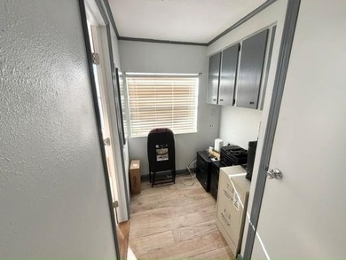 Bright, spacious TURN KEY, stucco home with a versatile layout & - photo 11