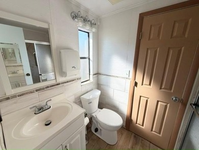 Bright, spacious TURN KEY, stucco home with a versatile layout & - photo 12