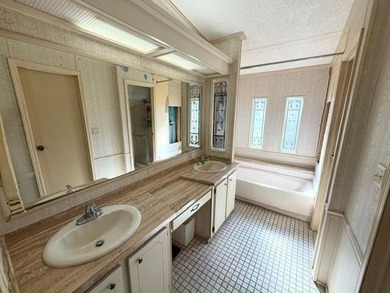 Bright, spacious TURN KEY, stucco home with a versatile layout & - photo 15