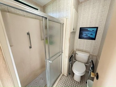 Bright, spacious TURN KEY, stucco home with a versatile layout & - photo 16