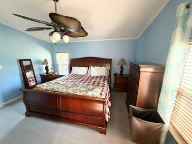 Bright, spacious TURN KEY, stucco home with a versatile layout & - photo 18