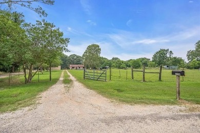Charming 3-Bedroom Country Retreat on 2.81 Acres - Short Commute - photo 3