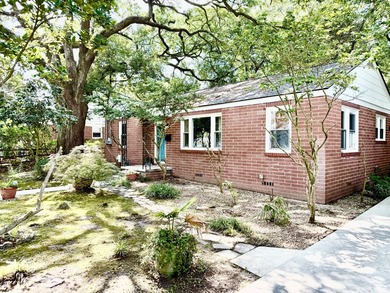 SELLER SAYS SELL!! NEW ROOF, NEW HVAC with NEW DUCTWORK-- heavy - photo 2