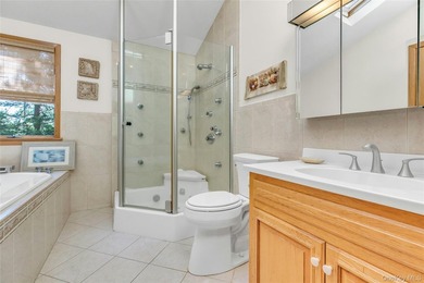Custom 3 bedroom, 1.5 bath Colonial in the heart of Sayville! - photo 21
