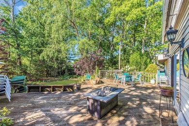 Custom 3 bedroom, 1.5 bath Colonial in the heart of Sayville! - photo 25