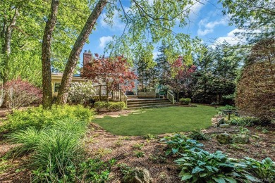 Custom 3 bedroom, 1.5 bath Colonial in the heart of Sayville! - photo 27