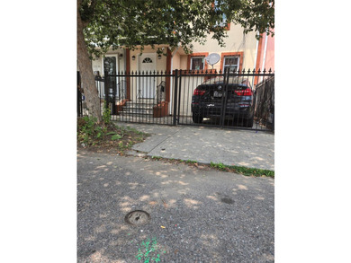 Welcome to this beautifully maintained attached one-family home - photo 1