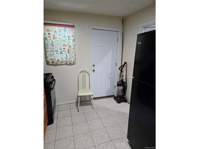 Welcome to this beautifully maintained attached one-family home - photo 7