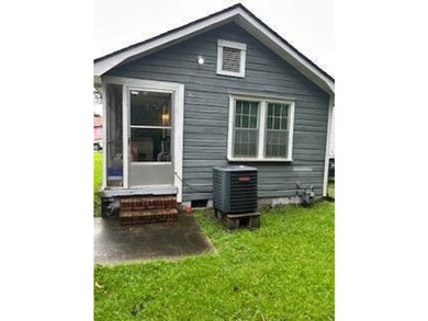 Unlock the potential of this 4 bedroom, 1 bath home in the heart - photo 5
