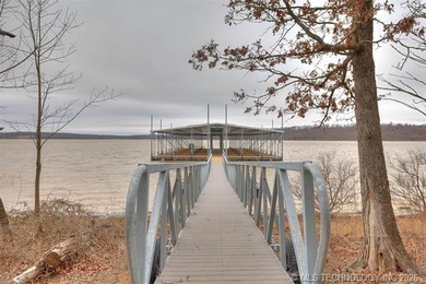 LAKEFRONT LIVING AWAITS! Welcome to your dream lakefront escape - photo 9