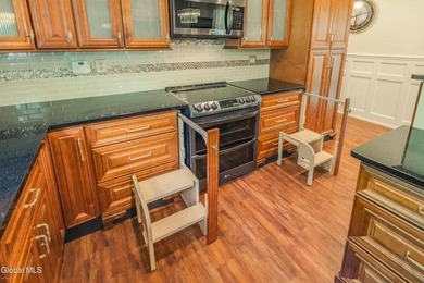 ''Hill House''. Brick mansion with 3-4 BR/2.5BA/2car garage on a - photo 11