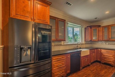 ''Hill House''. Brick mansion with 3-4 BR/2.5BA/2car garage on a - photo 12