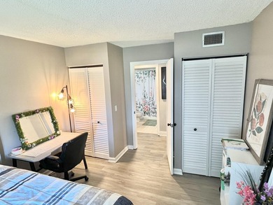 Perfectly located in the heart of West Palm Beach, this spacious - photo 13