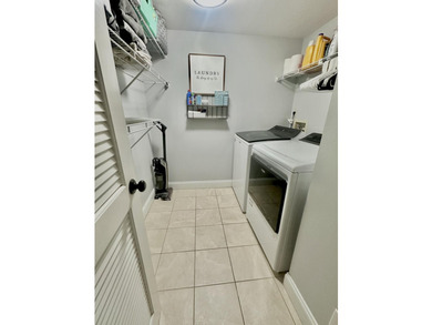 Perfectly located in the heart of West Palm Beach, this spacious - photo 15