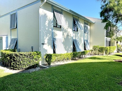 Perfectly located in the heart of West Palm Beach, this spacious - photo 17