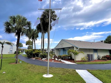 Perfectly located in the heart of West Palm Beach, this spacious - photo 19