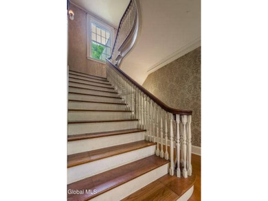 ''Hill House''. Brick mansion with 3-4 BR/2.5BA/2car garage on a - photo 20