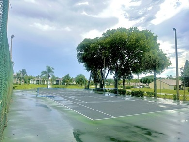 Perfectly located in the heart of West Palm Beach, this spacious - photo 20