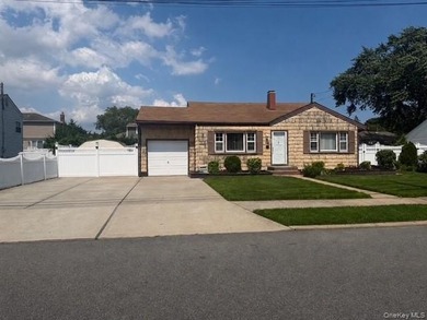 Located in the heart of Lindenhurst Village this 4 bedroom, 1.5 - photo 1