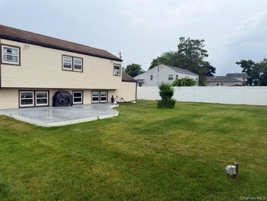 Located in the heart of Lindenhurst Village this 4 bedroom, 1.5 - photo 2