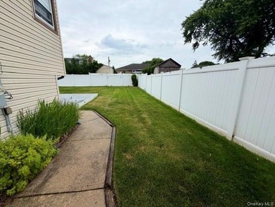 Located in the heart of Lindenhurst Village this 4 bedroom, 1.5 - photo 4
