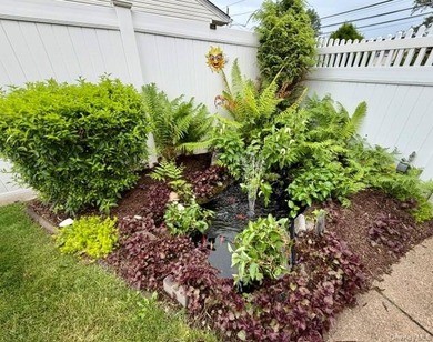 Located in the heart of Lindenhurst Village this 4 bedroom, 1.5 - photo 6