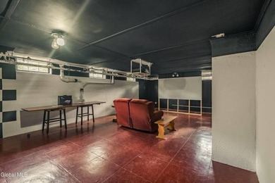''Hill House''. Brick mansion with 3-4 BR/2.5BA/2car garage on a - photo 26