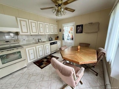 Located in the heart of Lindenhurst Village this 4 bedroom, 1.5 - photo 7