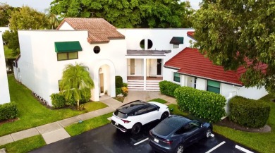 Lake Townhome/Townhouse For Sale in Deerfield Beach, Florida