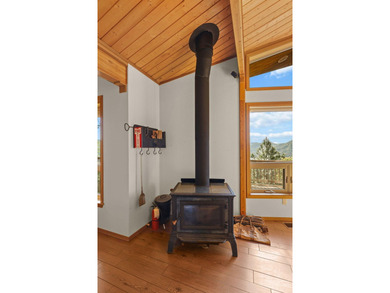 Discover custom living with breathtaking panoramic views of Lake - photo 16