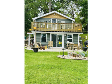 Charming newly renovated 3-bedroom lakefront home with - photo 1