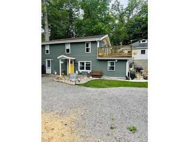 Charming newly renovated 3-bedroom lakefront home with - photo 2