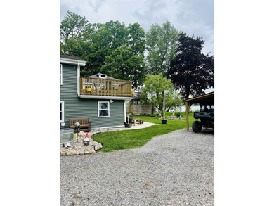 Charming newly renovated 3-bedroom lakefront home with - photo 3