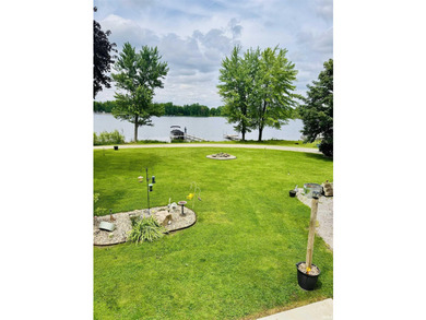 Charming newly renovated 3-bedroom lakefront home with - photo 5