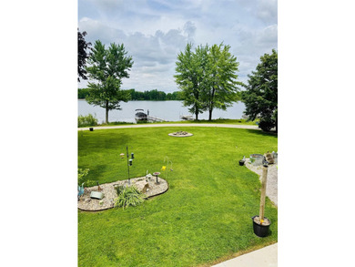 Charming newly renovated 3-bedroom lakefront home with - photo 6