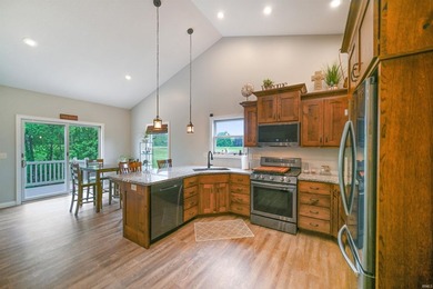 Incredible 3 bedroom ranch situated on a quiet cul-de-sac on the - photo 4