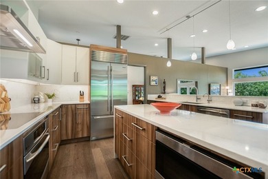 Experience gorgeous views, modern luxury, and a prime location - photo 9